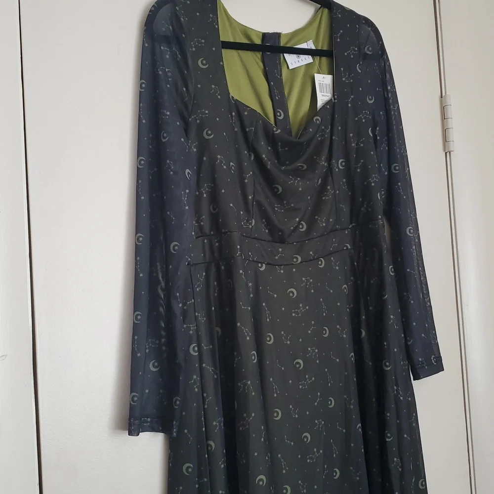 Daisy's Street Gold Constellation Chain Belt Long-sleeve Dress (Plus size) - Picture 6 of 16